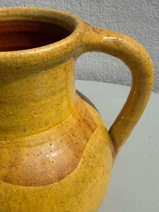 Carafe jaune en terre cuite
