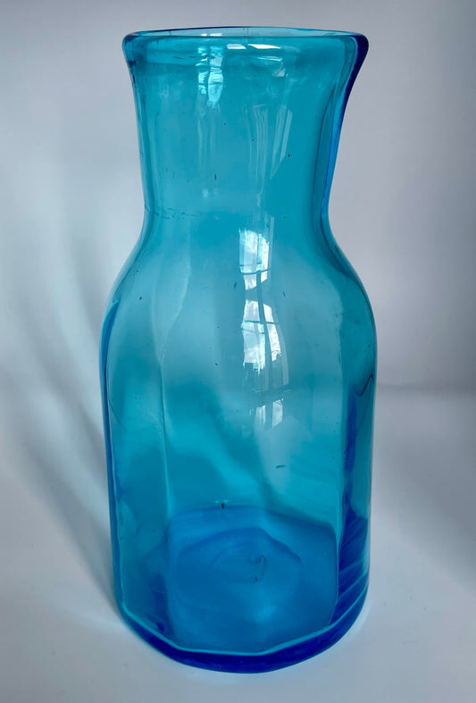 Carafe en verre bleu