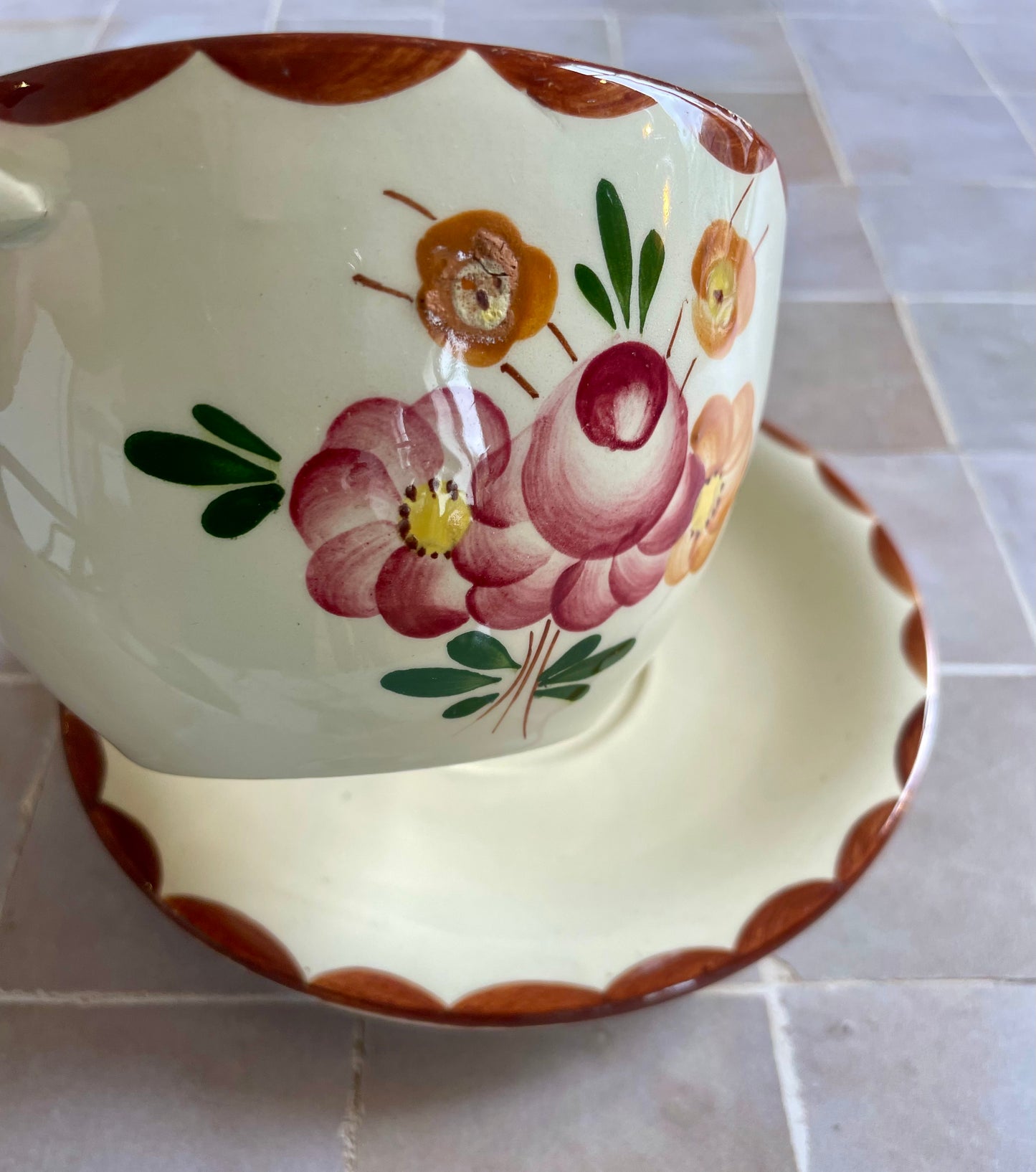 Bowl / sauce boat with its saucer