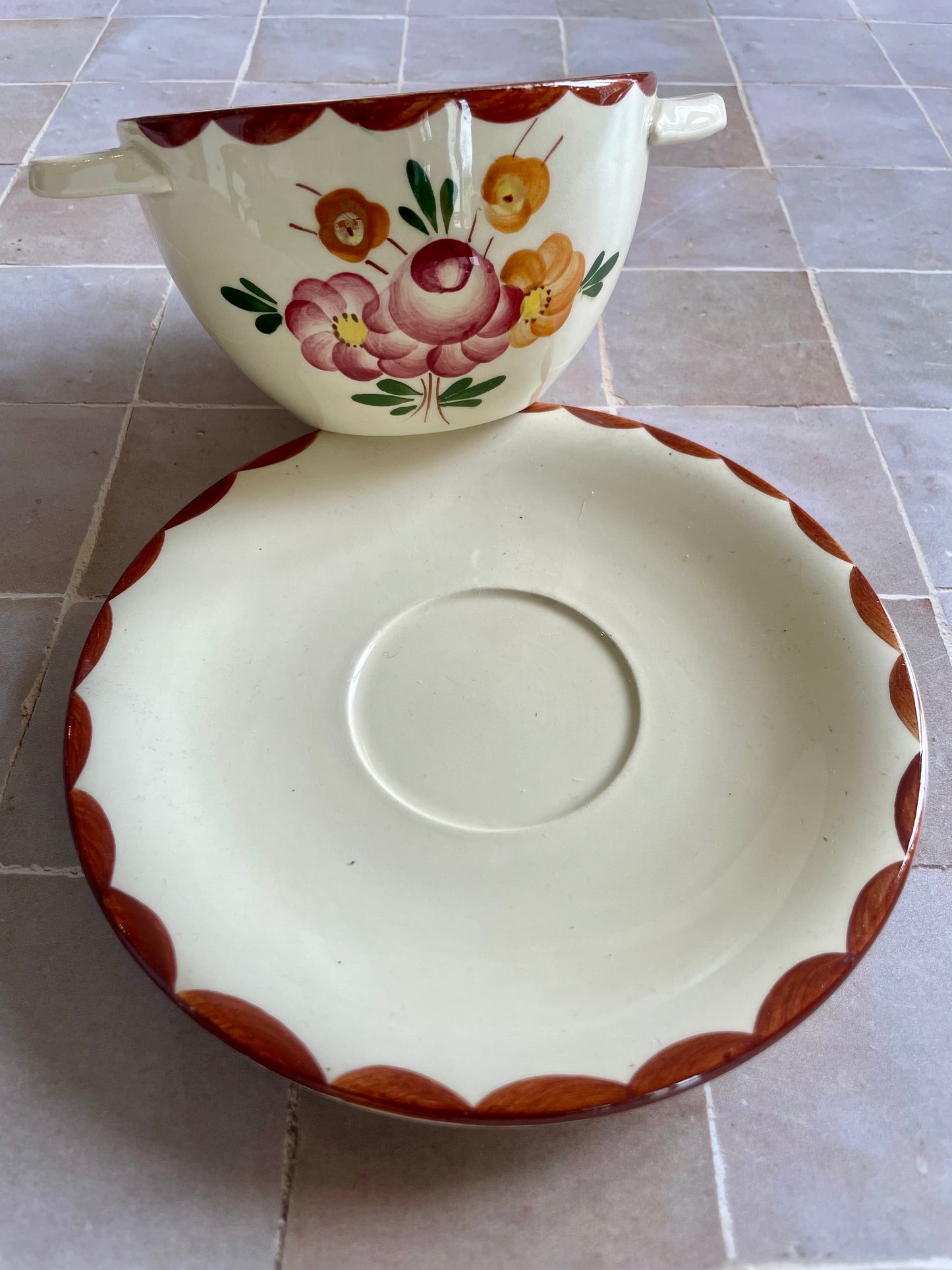 Bowl / sauce boat with its saucer
