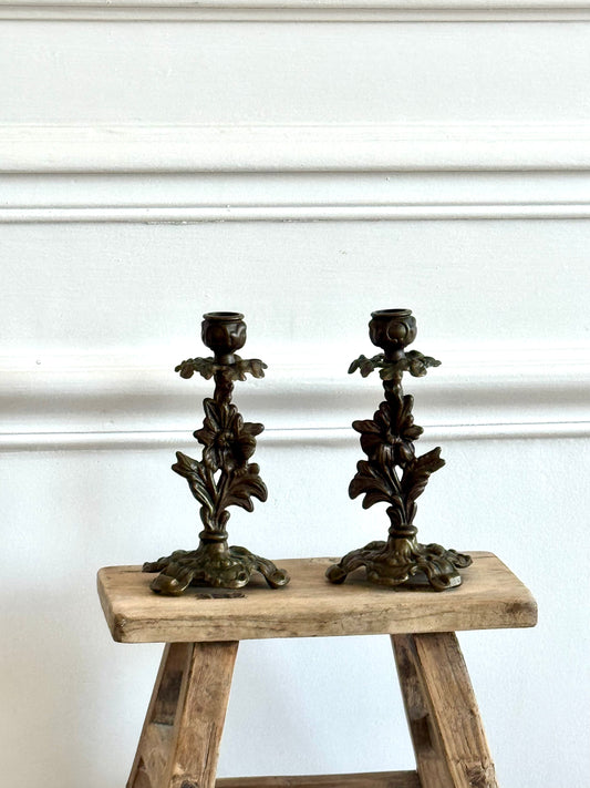 Paire de bougeoirs en laiton