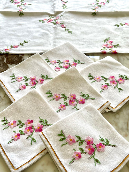 Petite nappe brodée de roses avec ses 6 serviettes et un napperon.