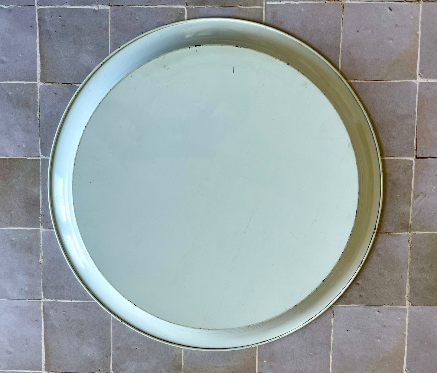 Plateau en métal blanc