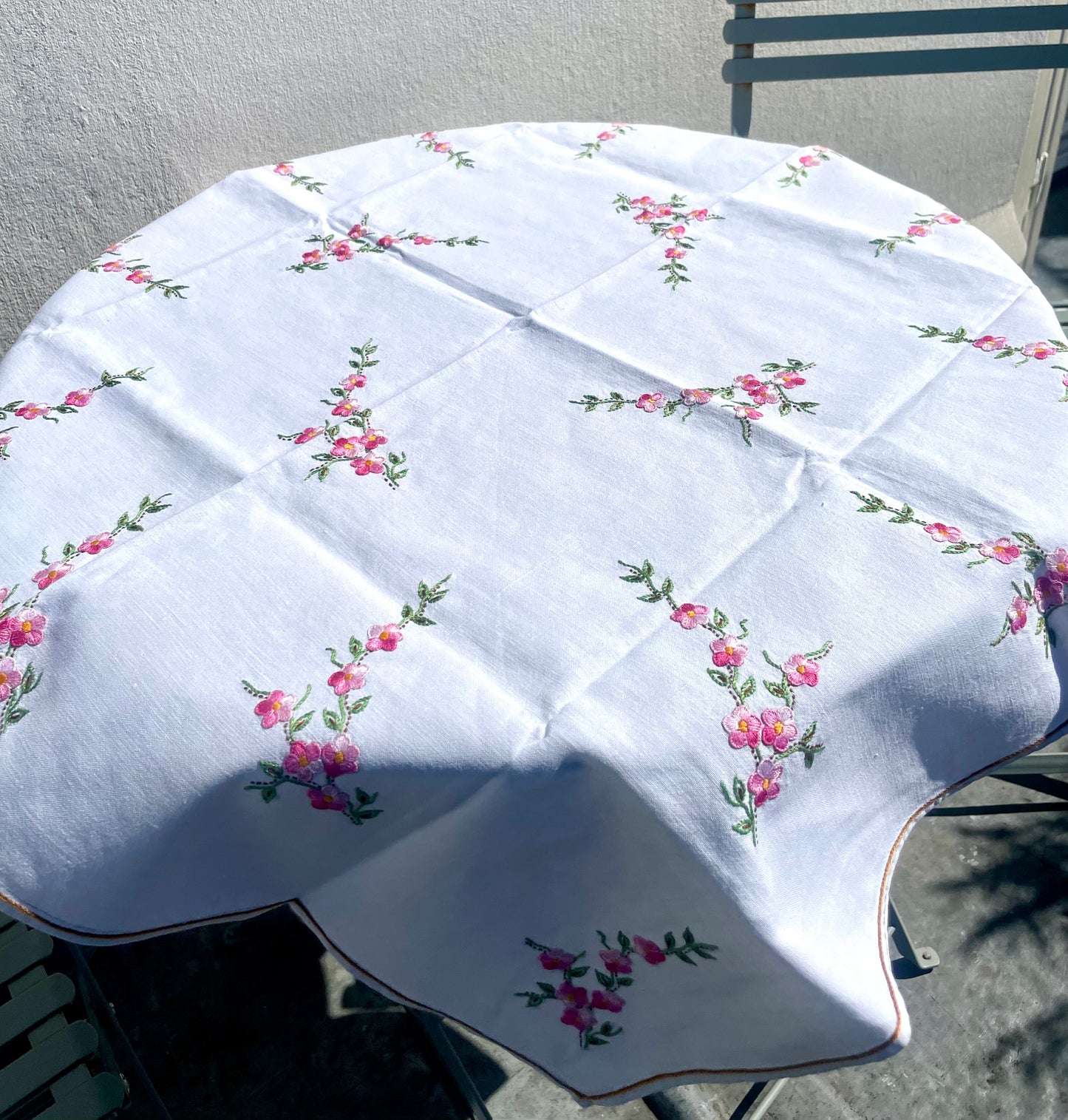 Petite nappe brodée de roses avec ses 6 serviettes et un napperon.