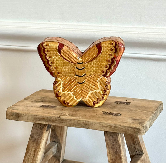 Boite en marqueterie d'osier en forme de papillon