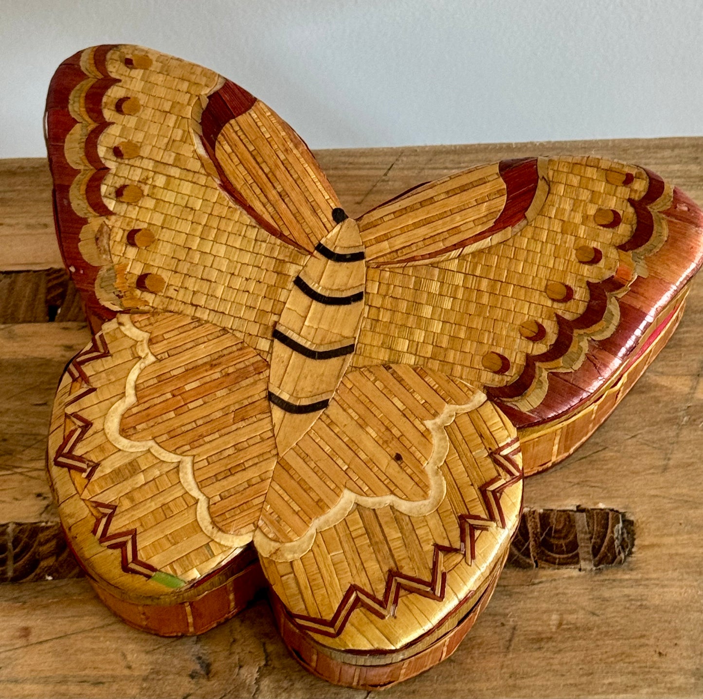 Boite en marqueterie d'osier en forme de papillon