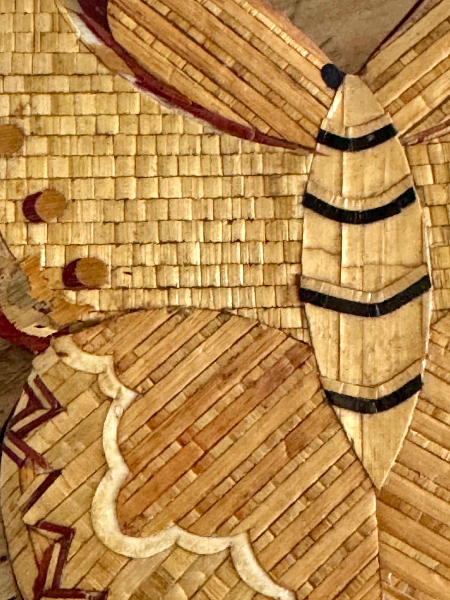 Boite en marqueterie d'osier en forme de papillon