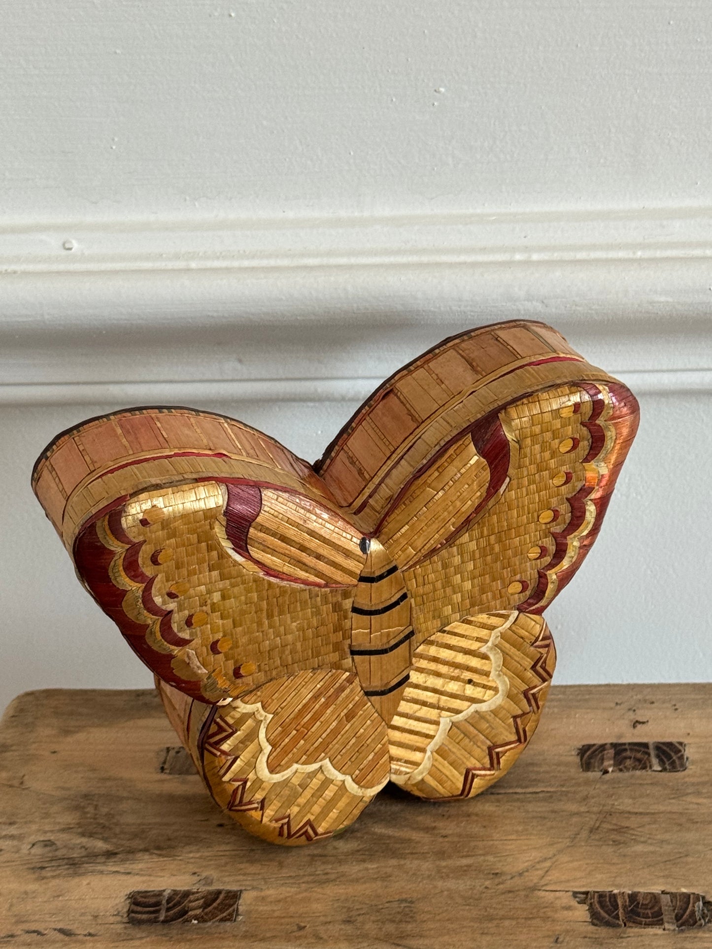 Boite en marqueterie d'osier en forme de papillon