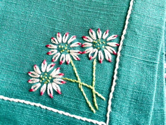 8 petites serviettes vertes brodées de pâquerettes & 1 napperon assorti