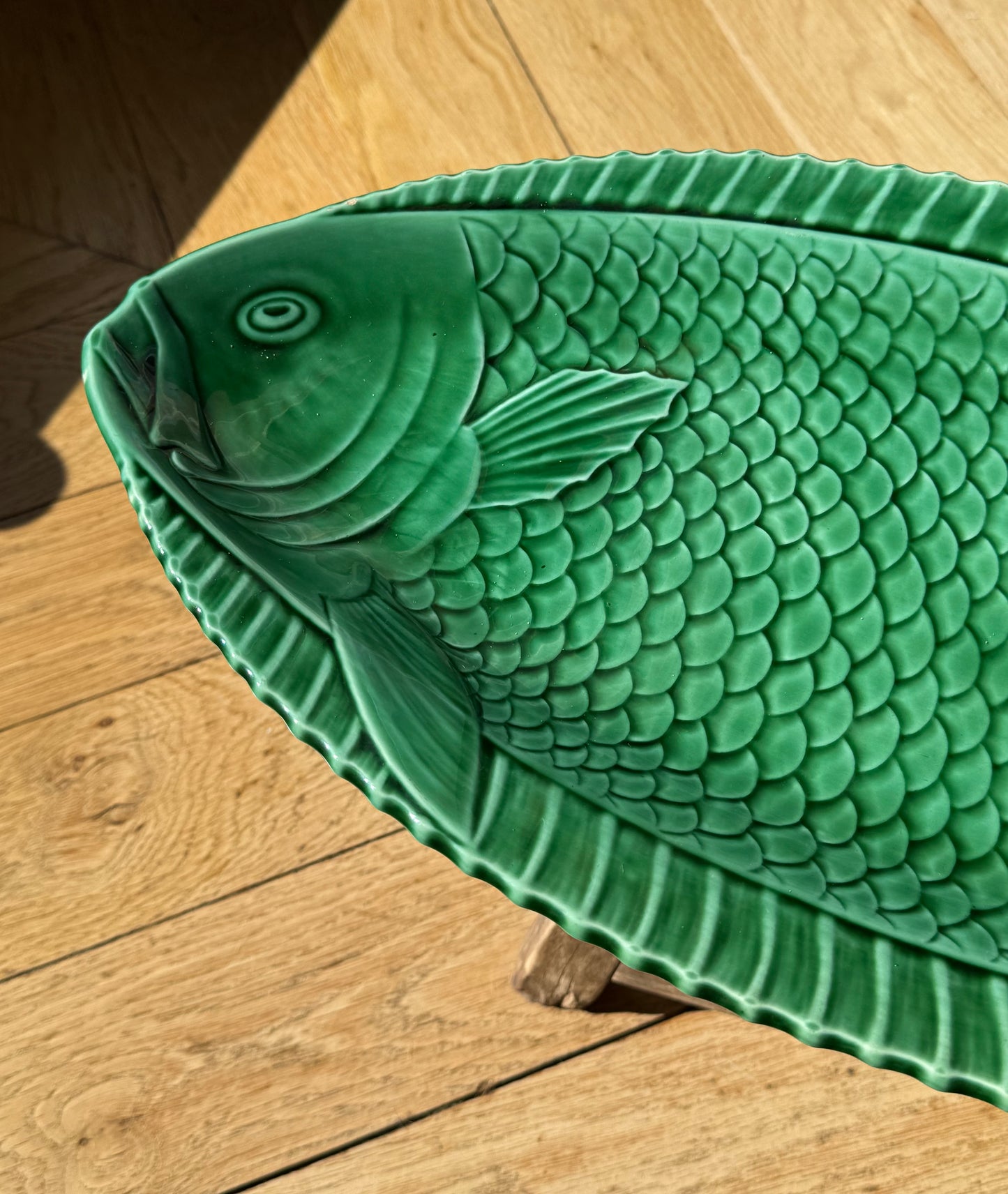 Plat à poisson Art Déco en faïence de Sarreguemines