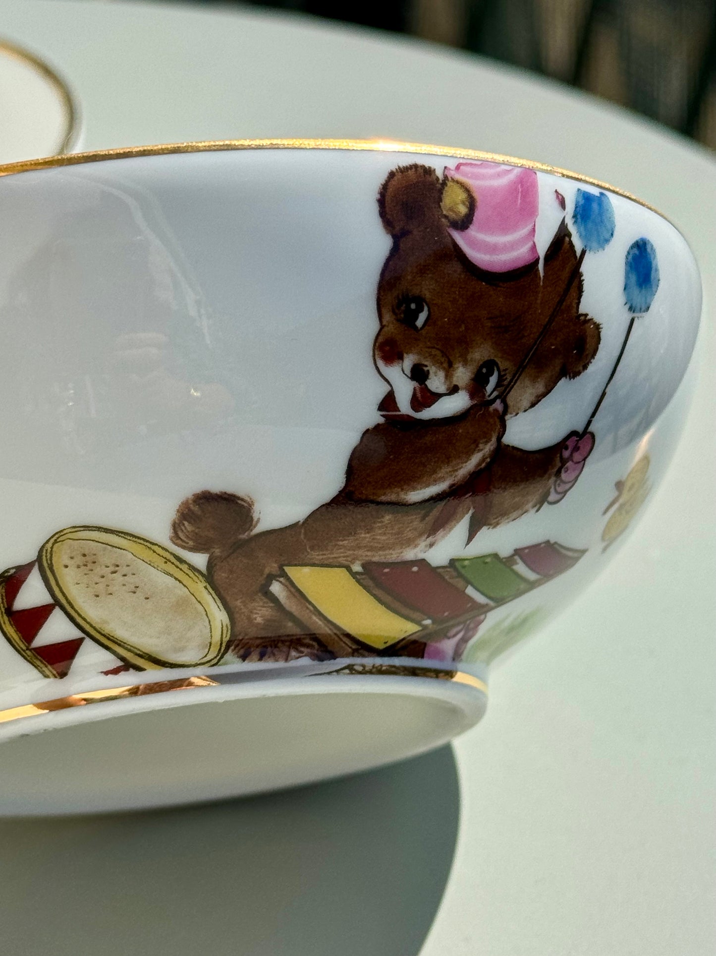 Lot de trois bols en porcelaine