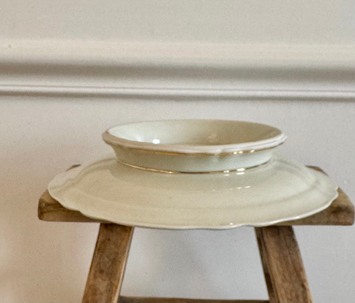 Plat sur piédouche en porcelaine Bernardaud