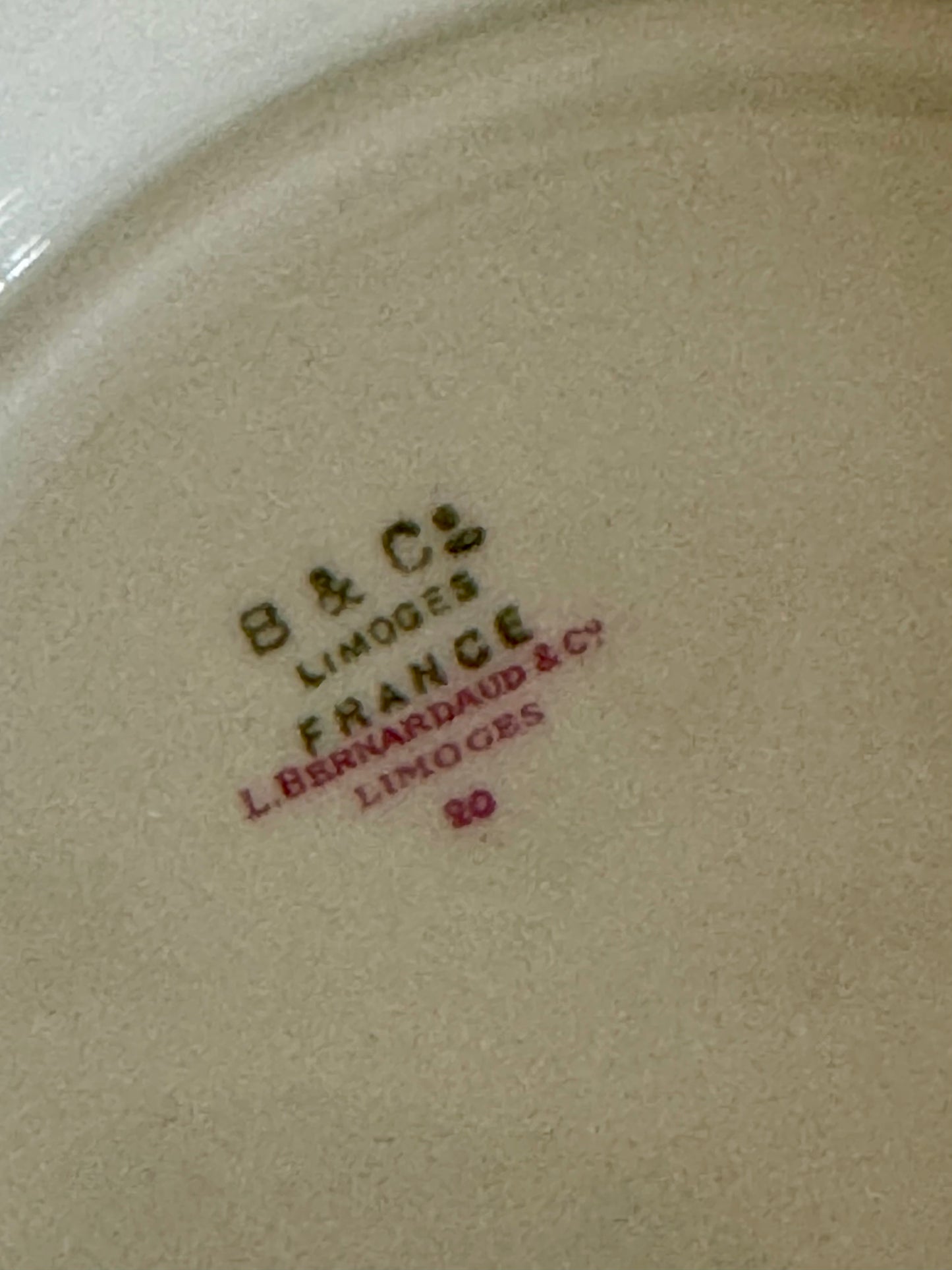 Plat sur piédouche en porcelaine Bernardaud