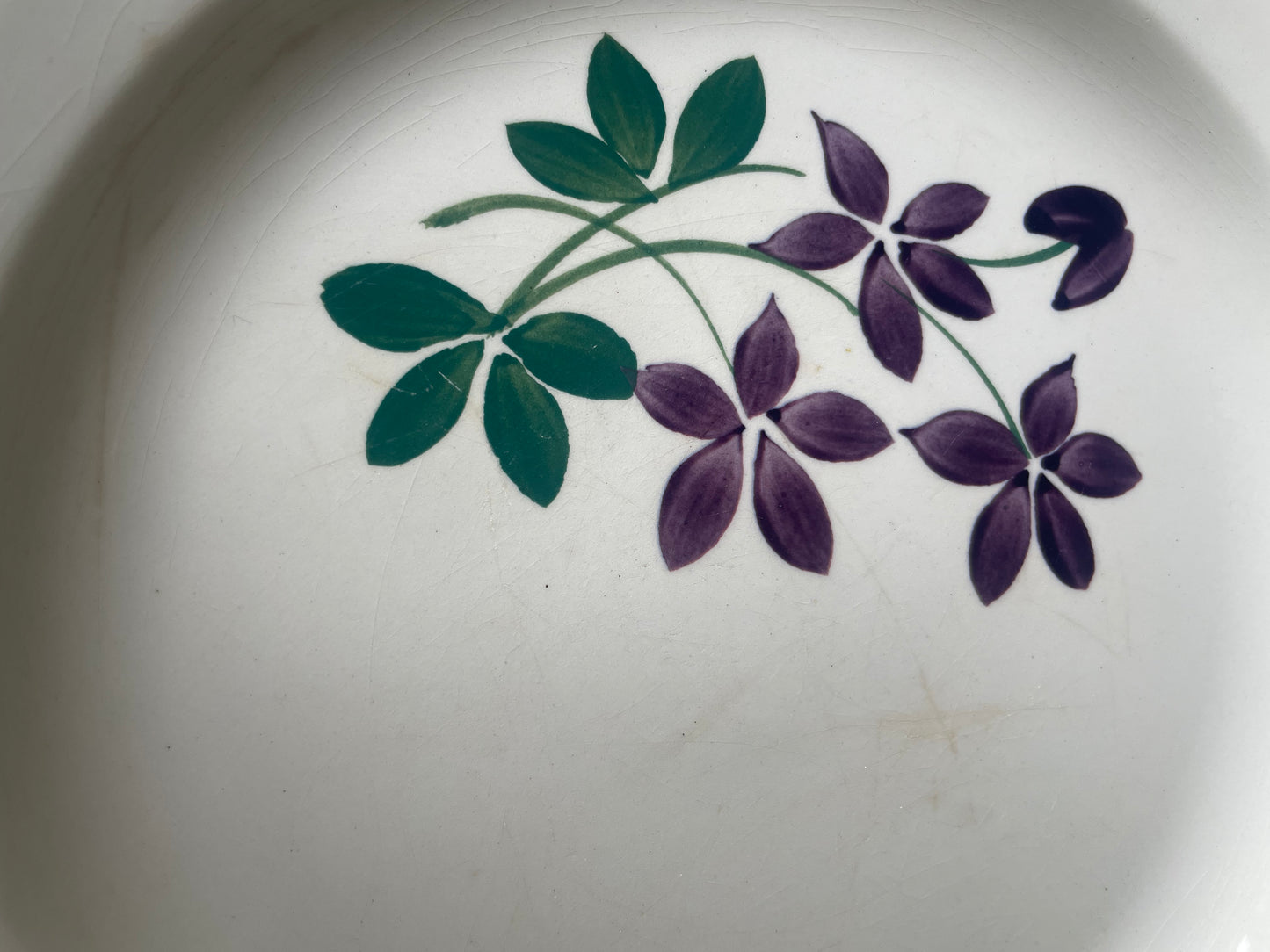 8 assiettes terre de fer "La violette"