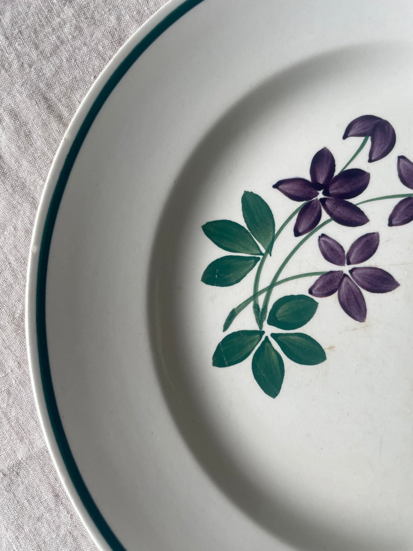 8 assiettes terre de fer "La violette"