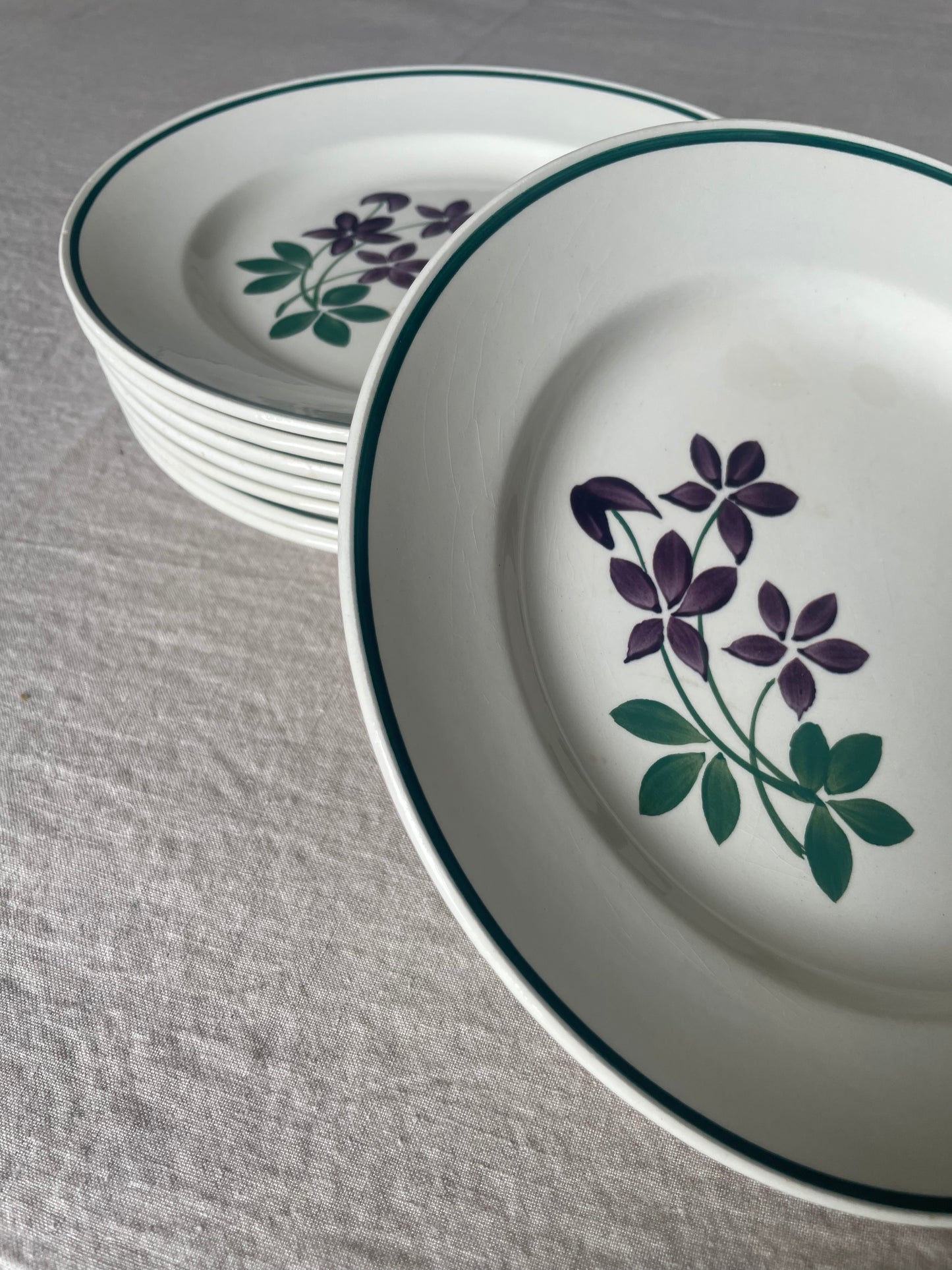 8 assiettes terre de fer "La violette"