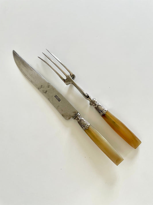 Couteau et fourchette à découper la viande