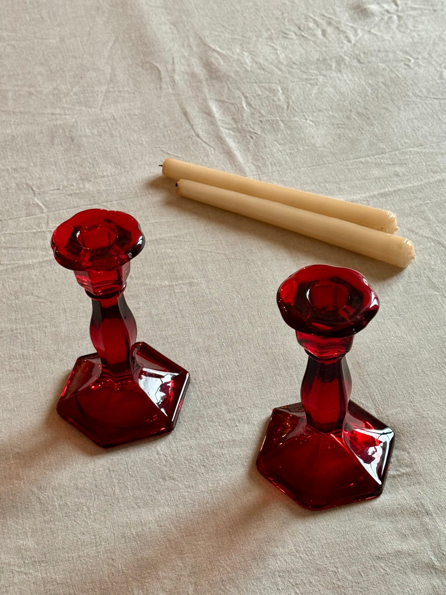 Paire de bougeoirs en verre rouge