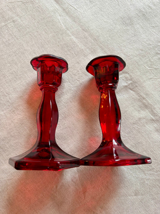 Paire de bougeoirs en verre rouge