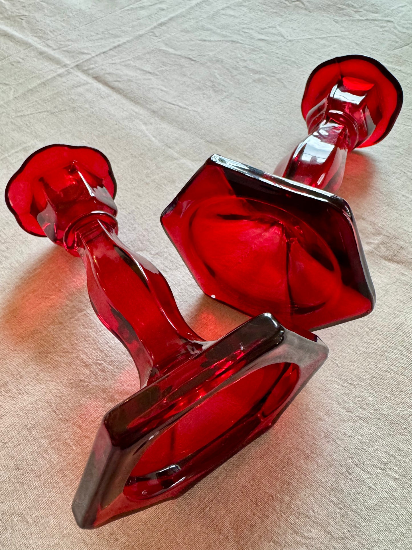 Paire de bougeoirs en verre rouge