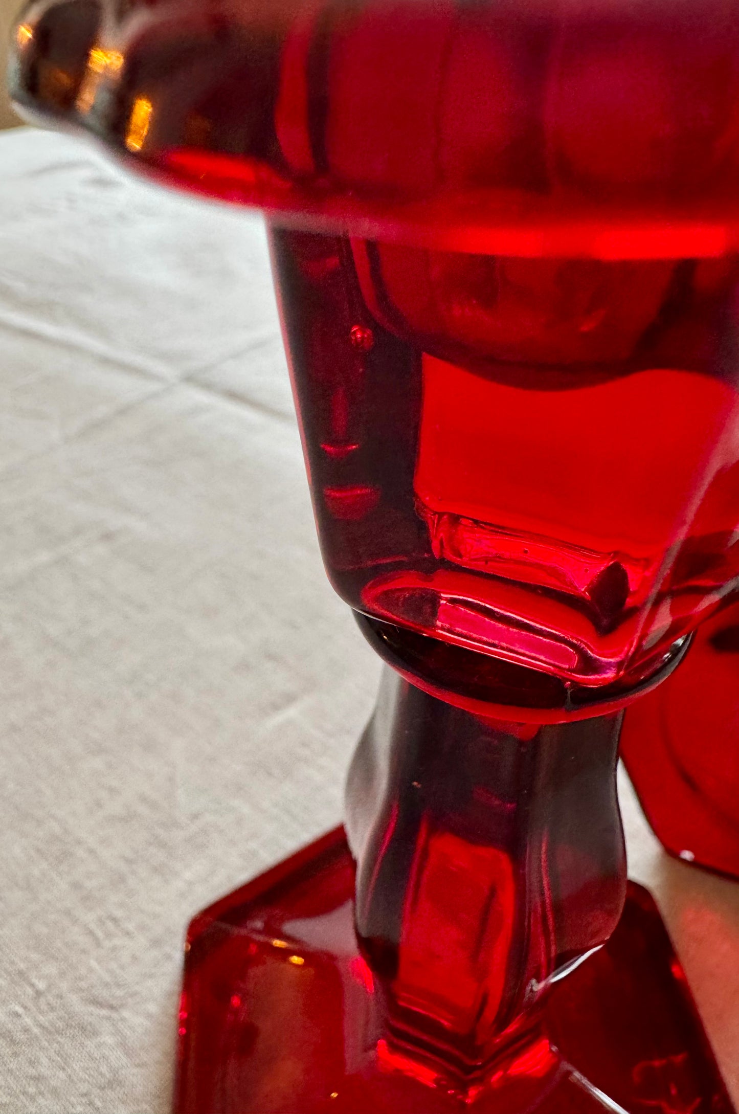 Paire de bougeoirs en verre rouge