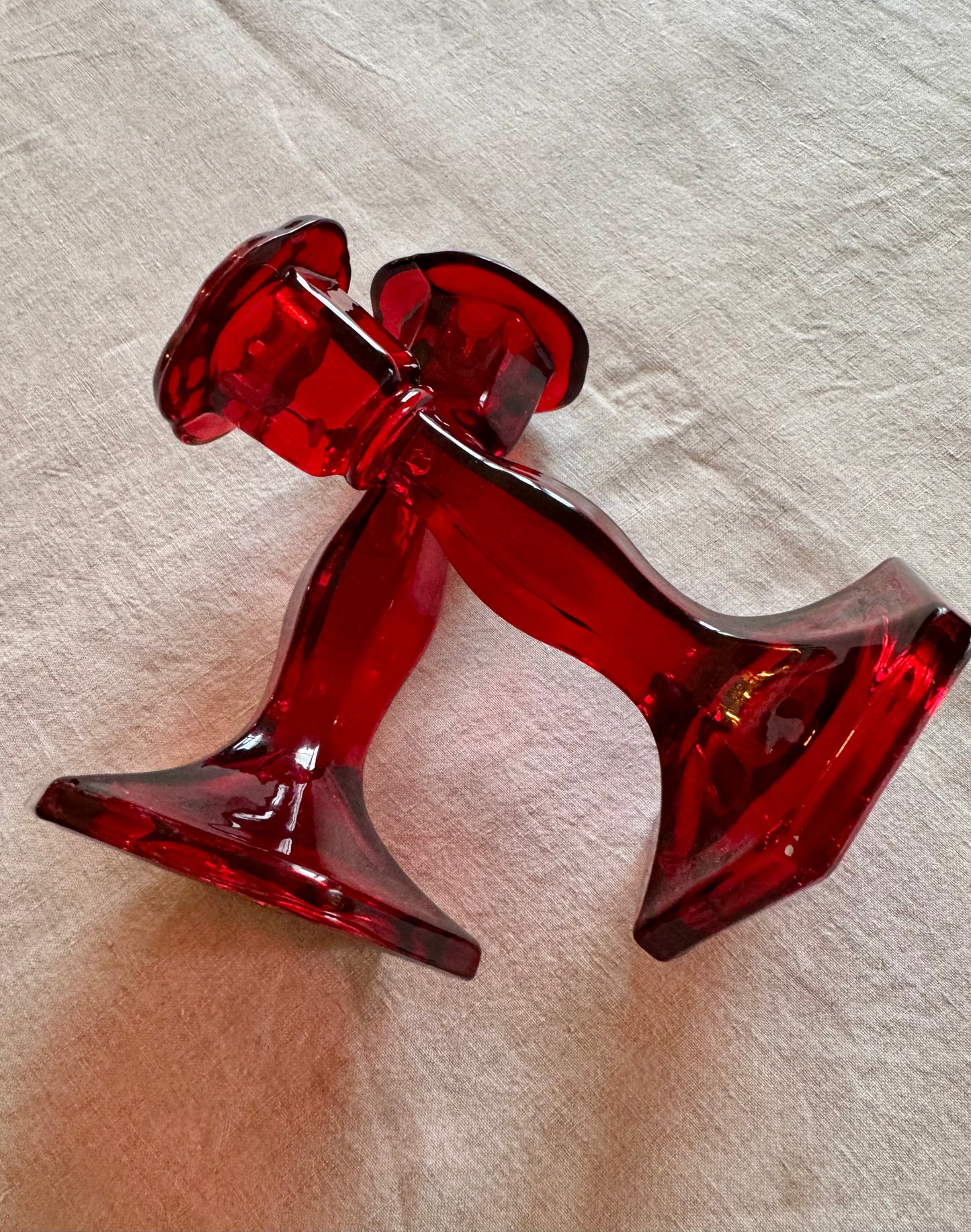 Paire de bougeoirs en verre rouge