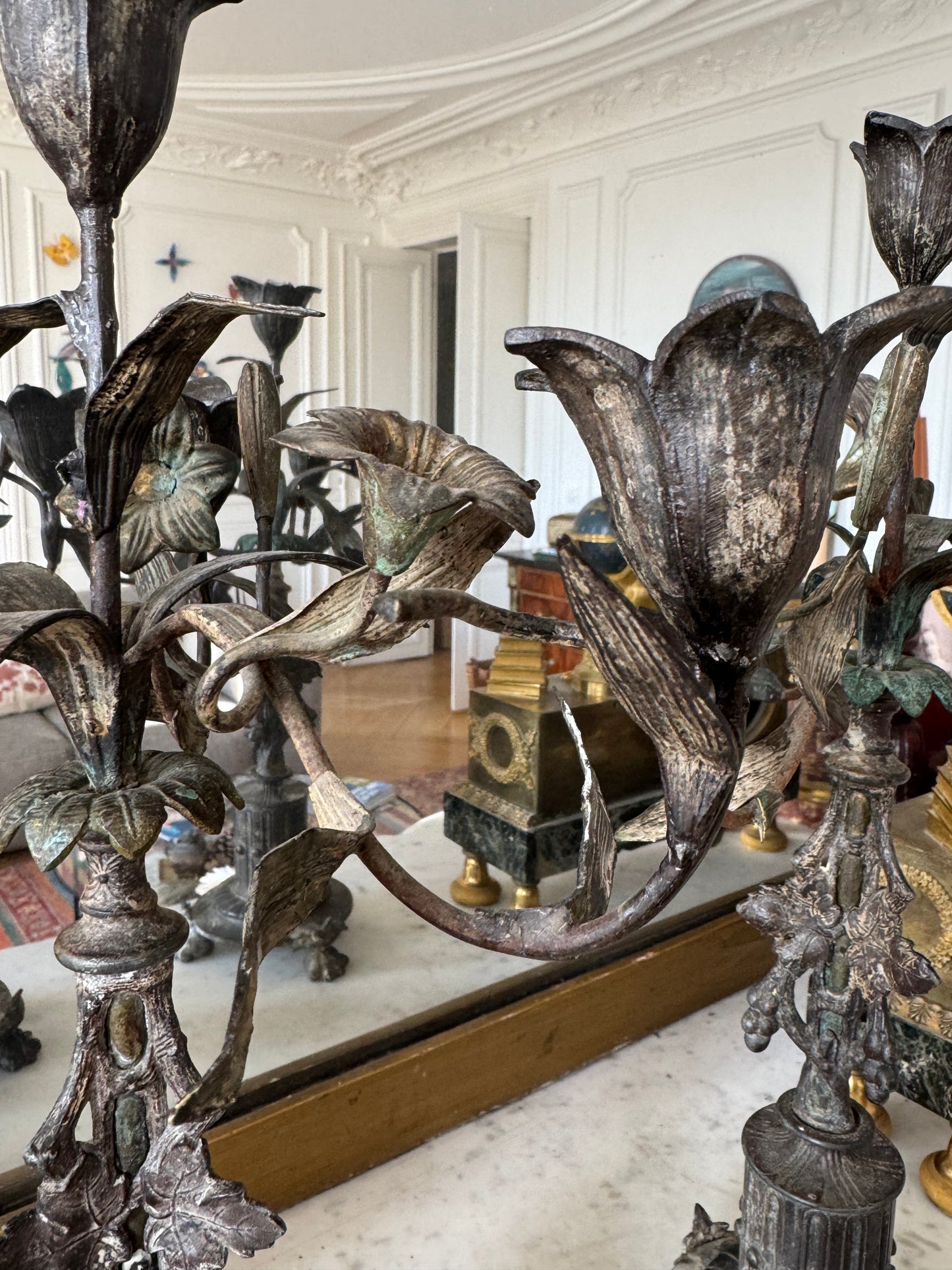 Paire ancienne de candélabres en laiton