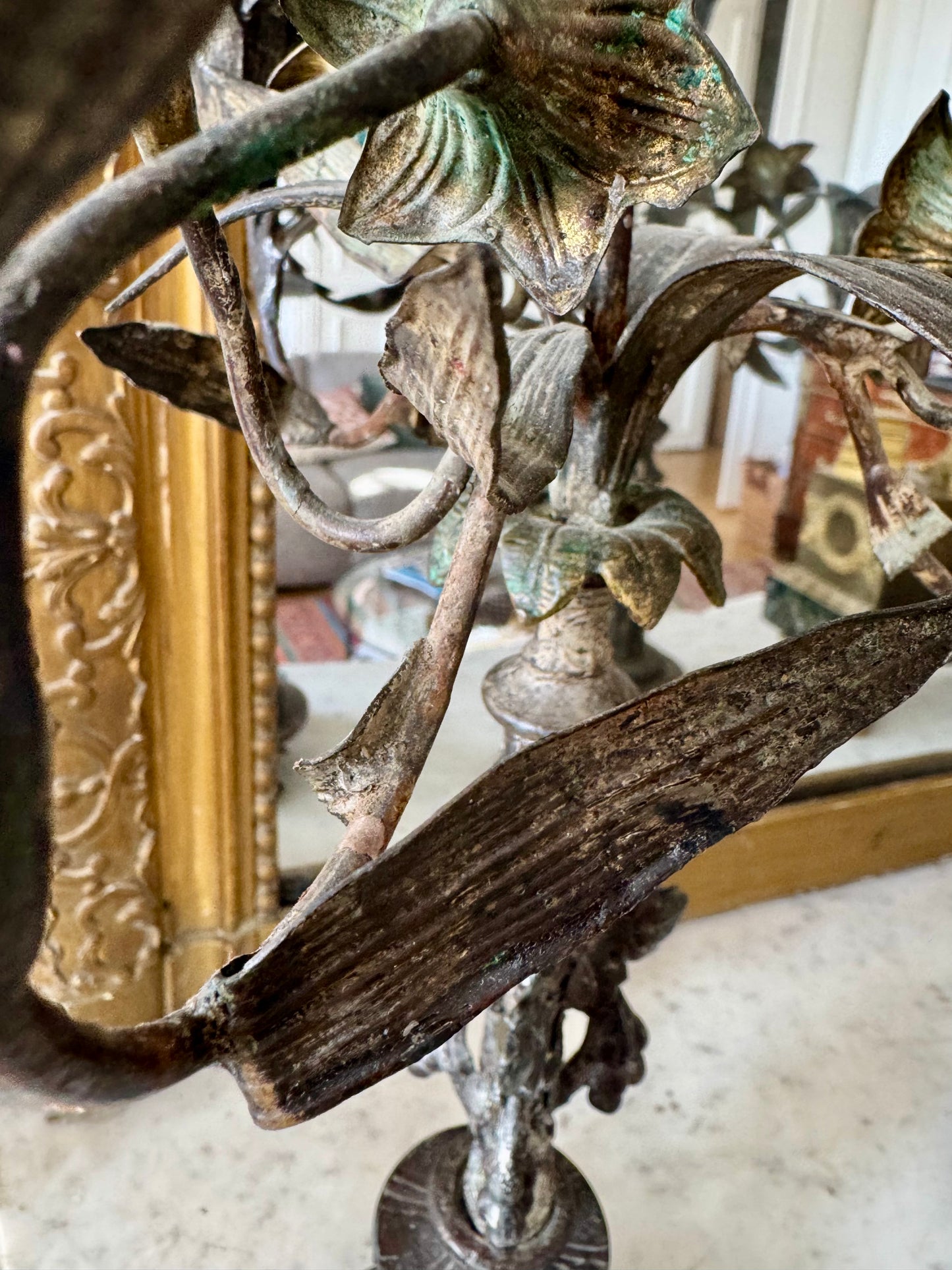 Paire ancienne de candélabres en laiton