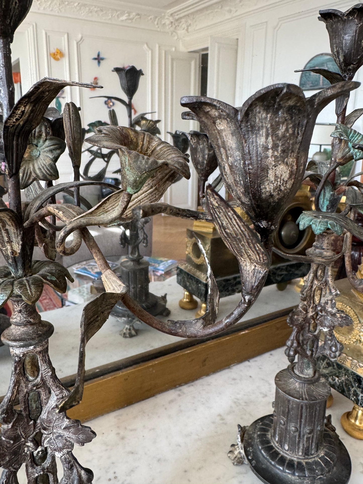 Paire ancienne de candélabres en laiton