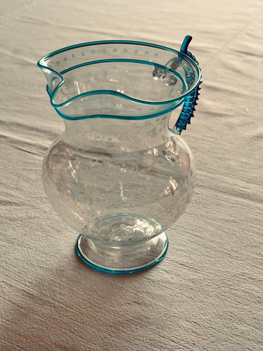 Délicate petite carafe "dans le goût de Venise".