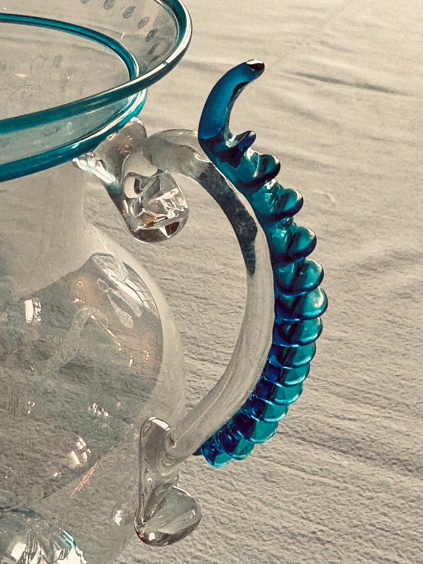 Délicate petite carafe "dans le goût de Venise".