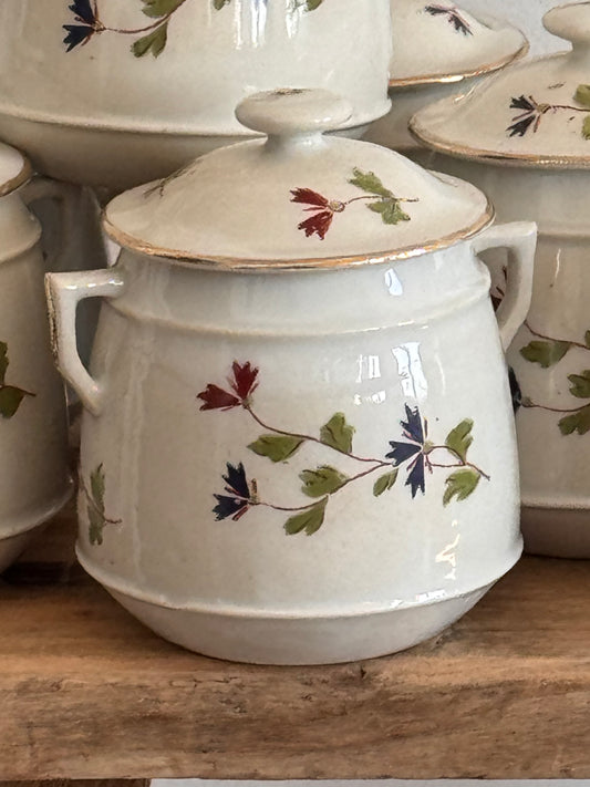 9 petits pots à crème anciens en porcelaine