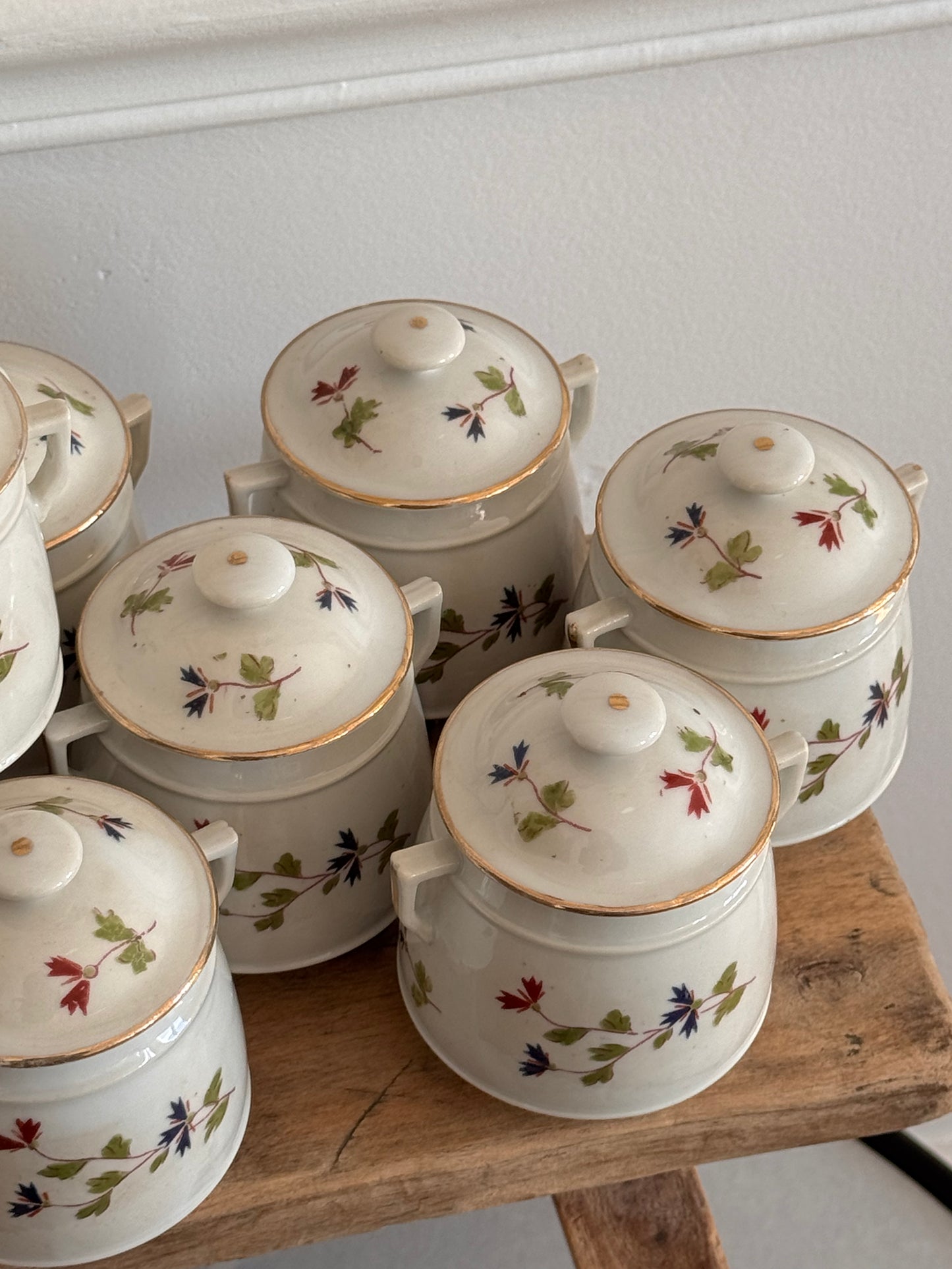 9 petits pots à crème anciens en porcelaine