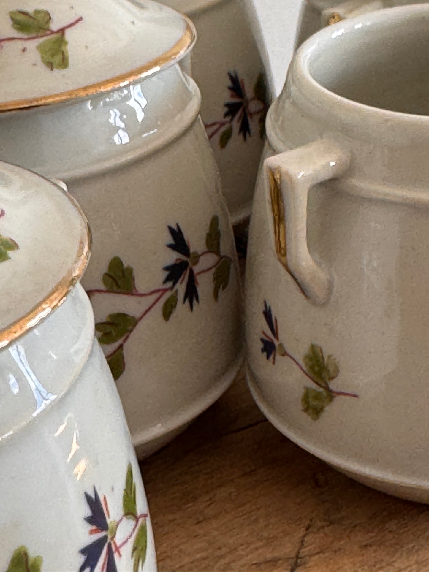 9 petits pots à crème anciens en porcelaine