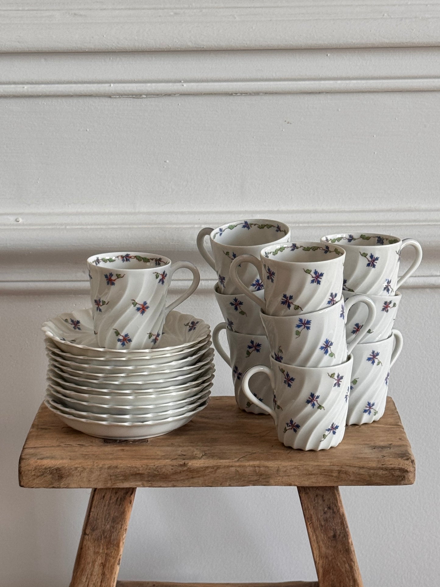 Tasses à café Haviland Limoges. Décor barbeaux, début XXè.