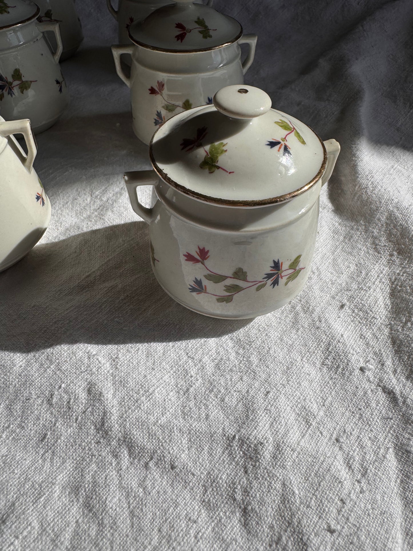 9 petits pots à crème anciens en porcelaine