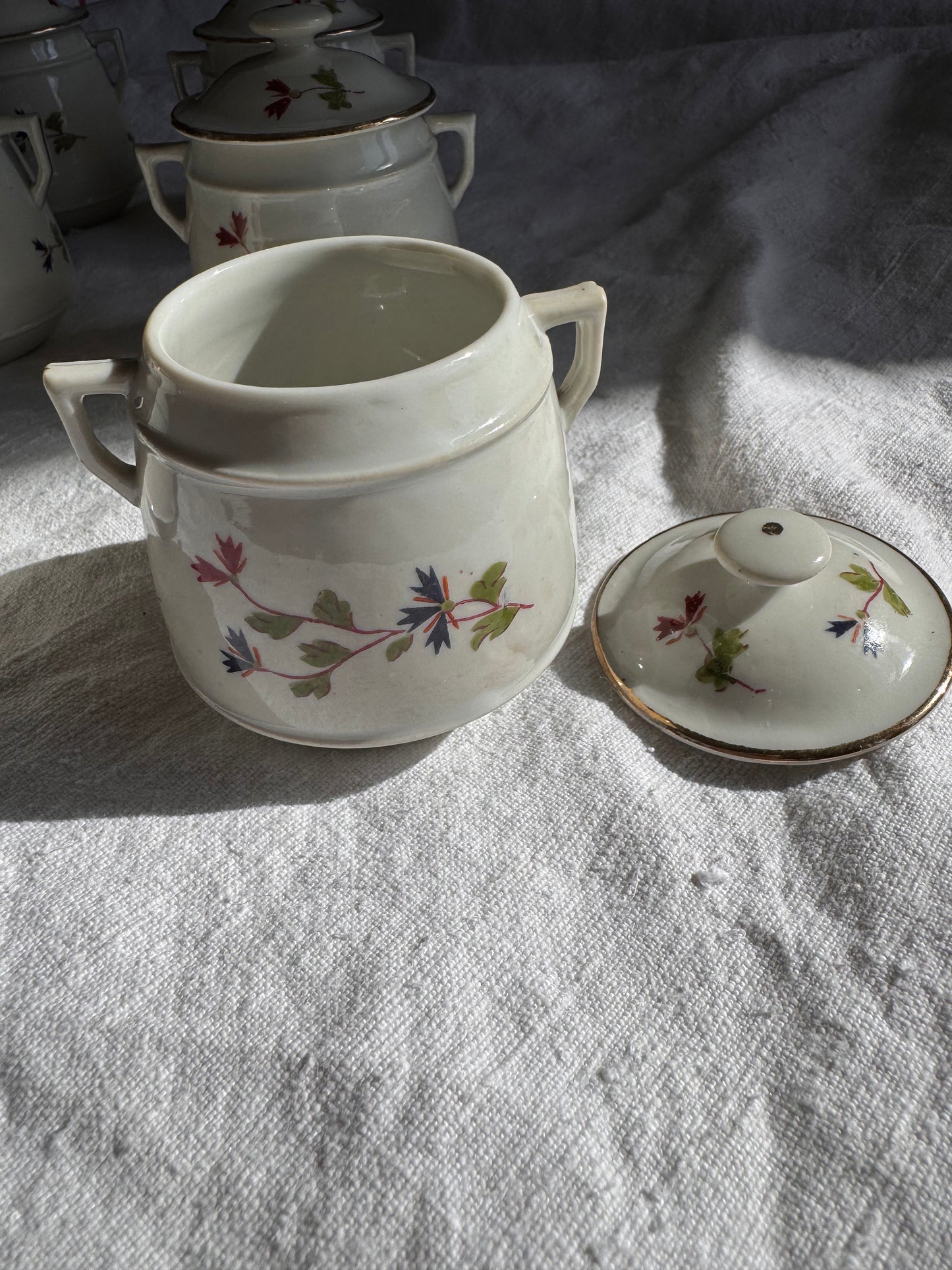 9 petits pots à crème anciens en porcelaine