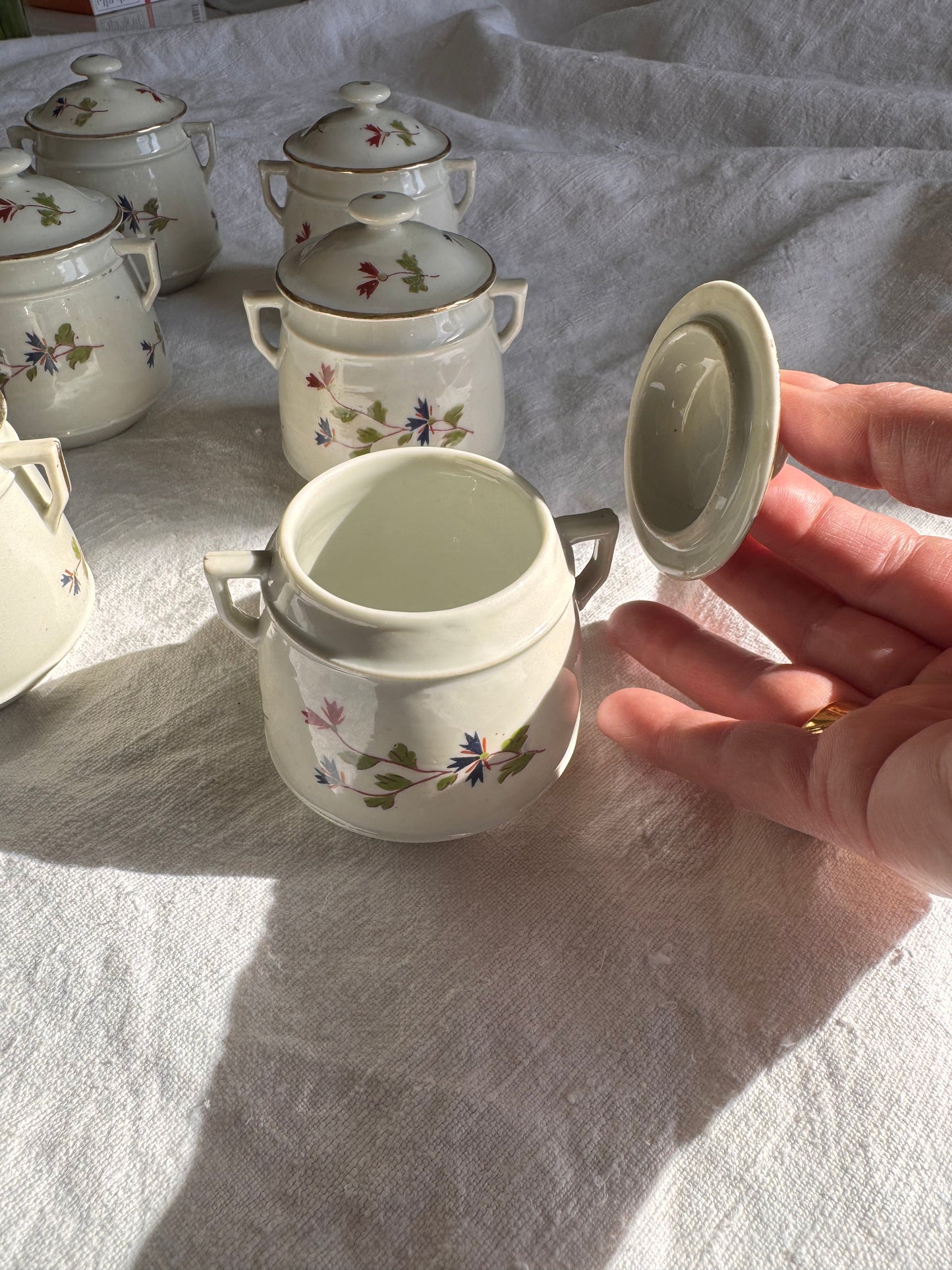 9 petits pots à crème anciens en porcelaine