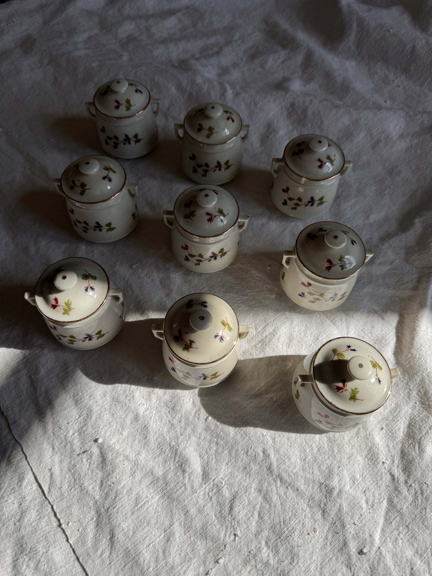 9 petits pots à crème anciens en porcelaine