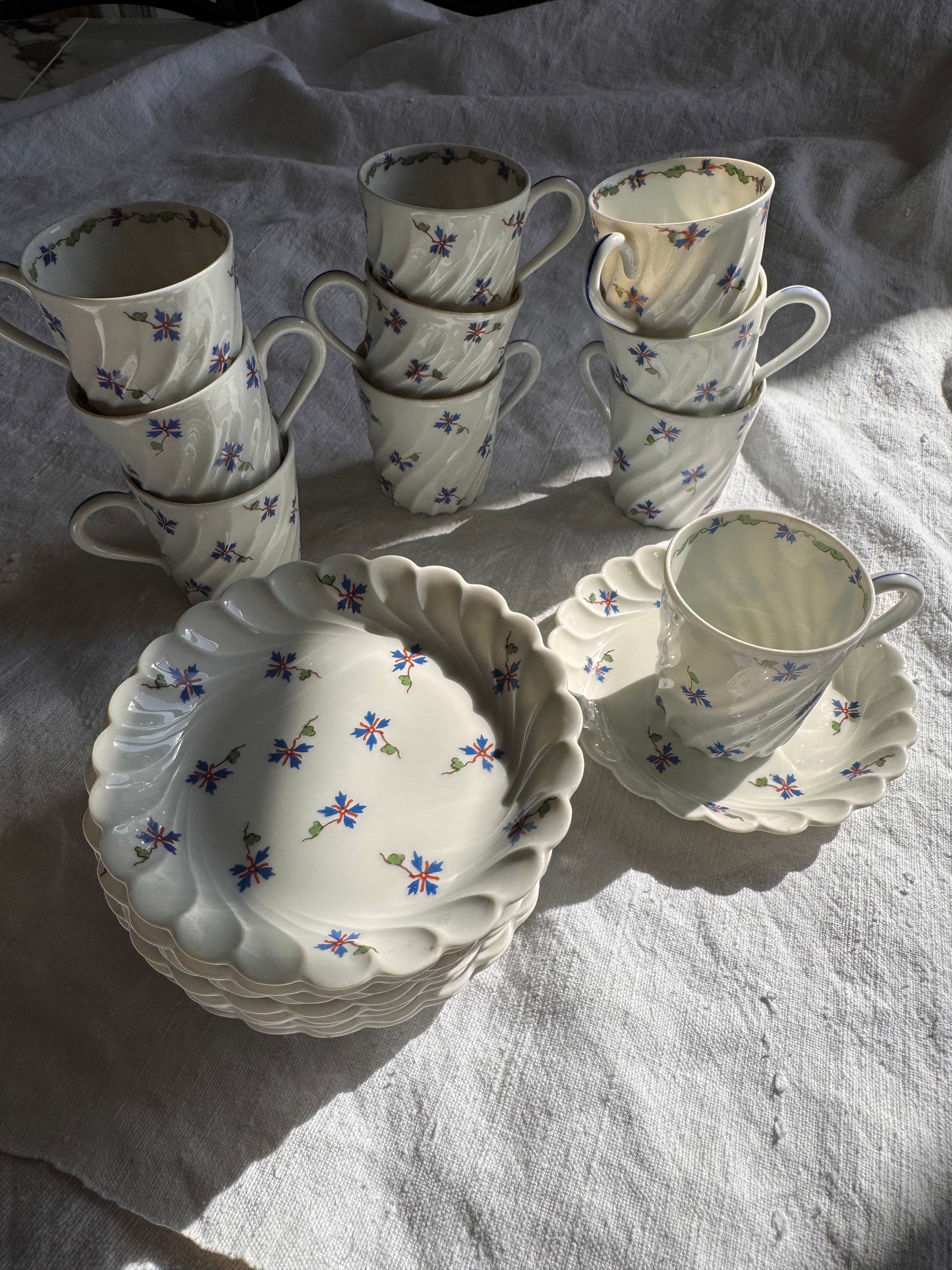 Tasses à café Haviland Limoges. Décor barbeaux, début XXè.