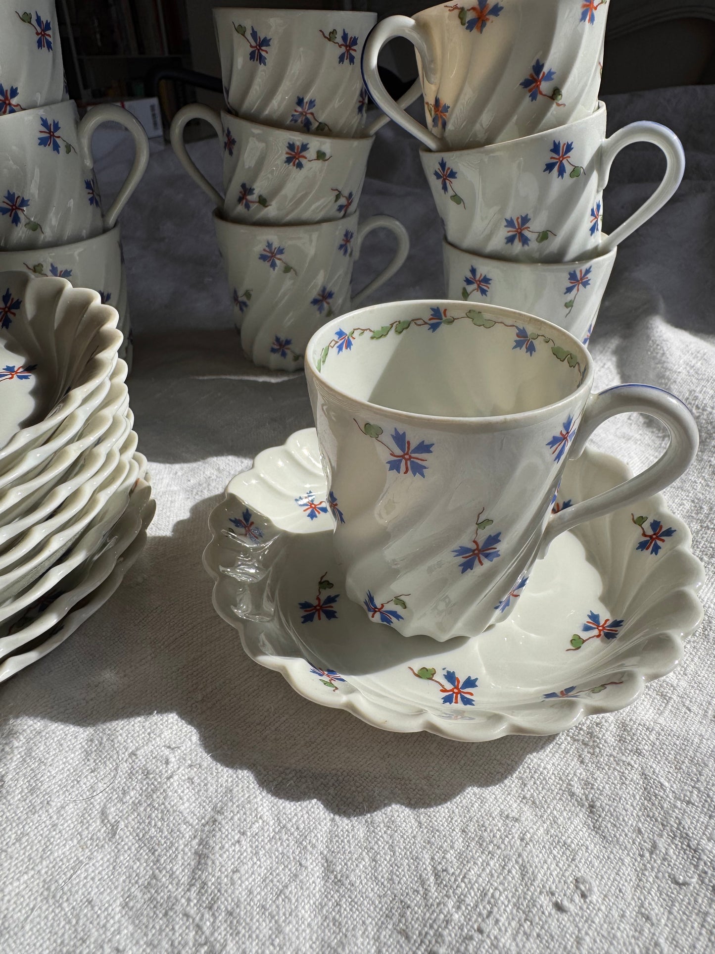 Tasses à café Haviland Limoges. Décor barbeaux, début XXè.