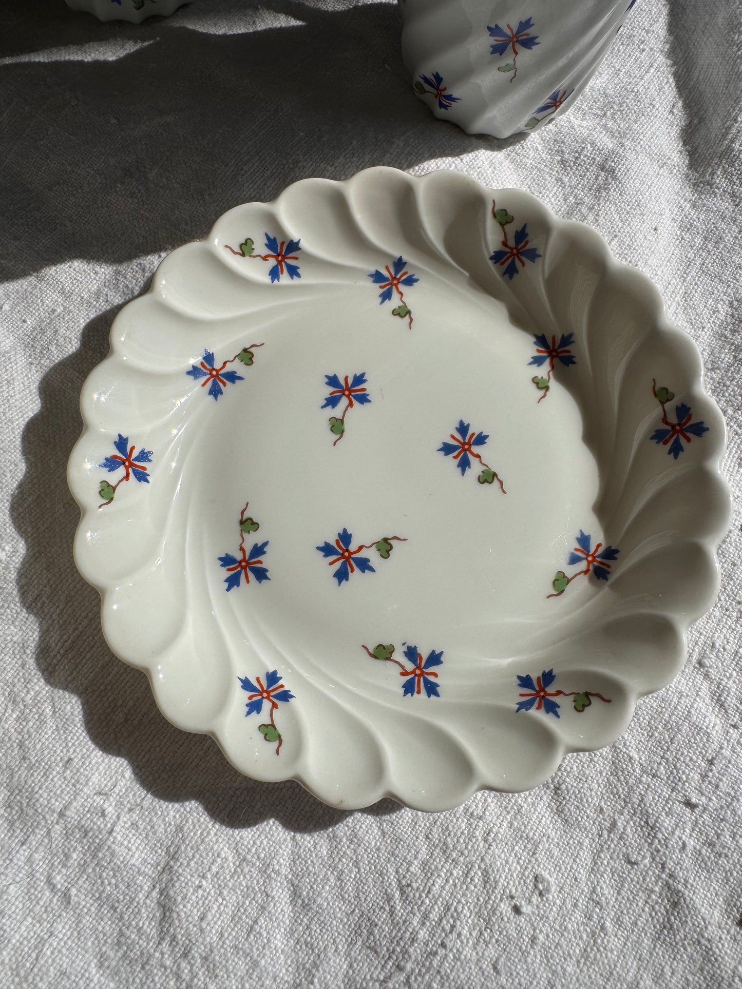 Tasses à café Haviland Limoges. Décor barbeaux, début XXè.