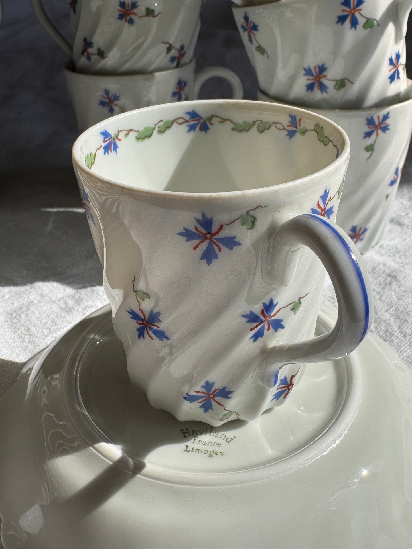 Tasses à café Haviland Limoges. Décor barbeaux, début XXè.