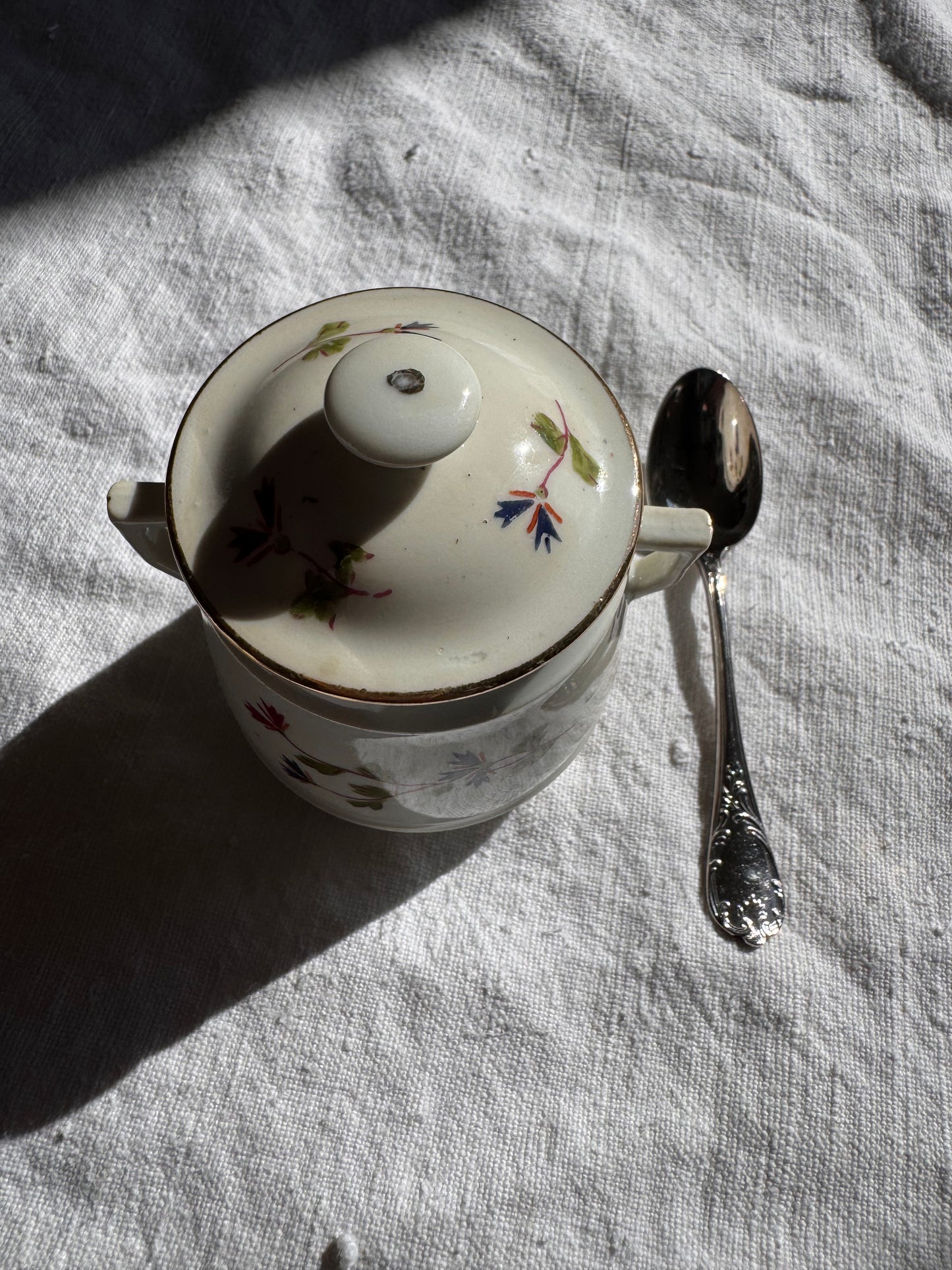 9 petits pots à crème anciens en porcelaine