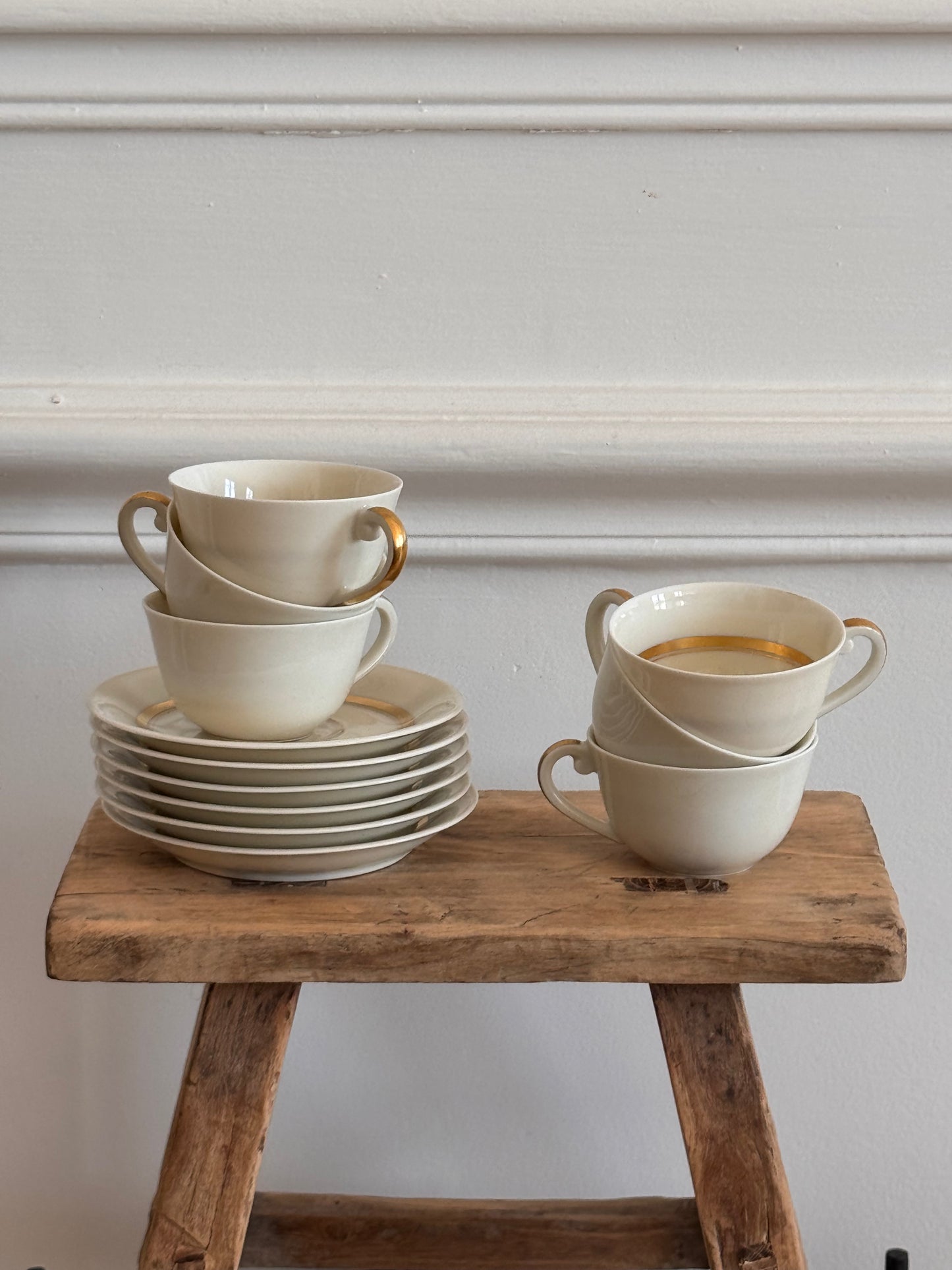 Tasse à café en fine porcelaine de Limoges blanche et filets d'or.