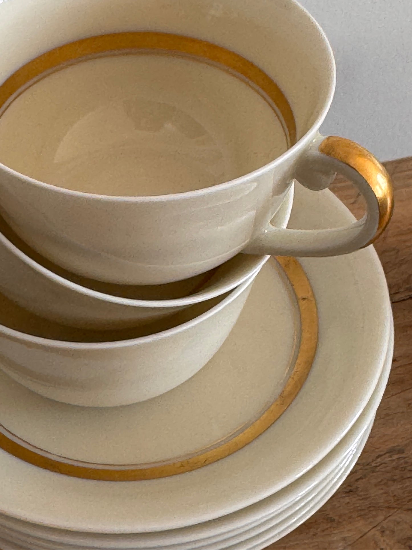 Tasse à café en fine porcelaine de Limoges blanche et filets d'or.