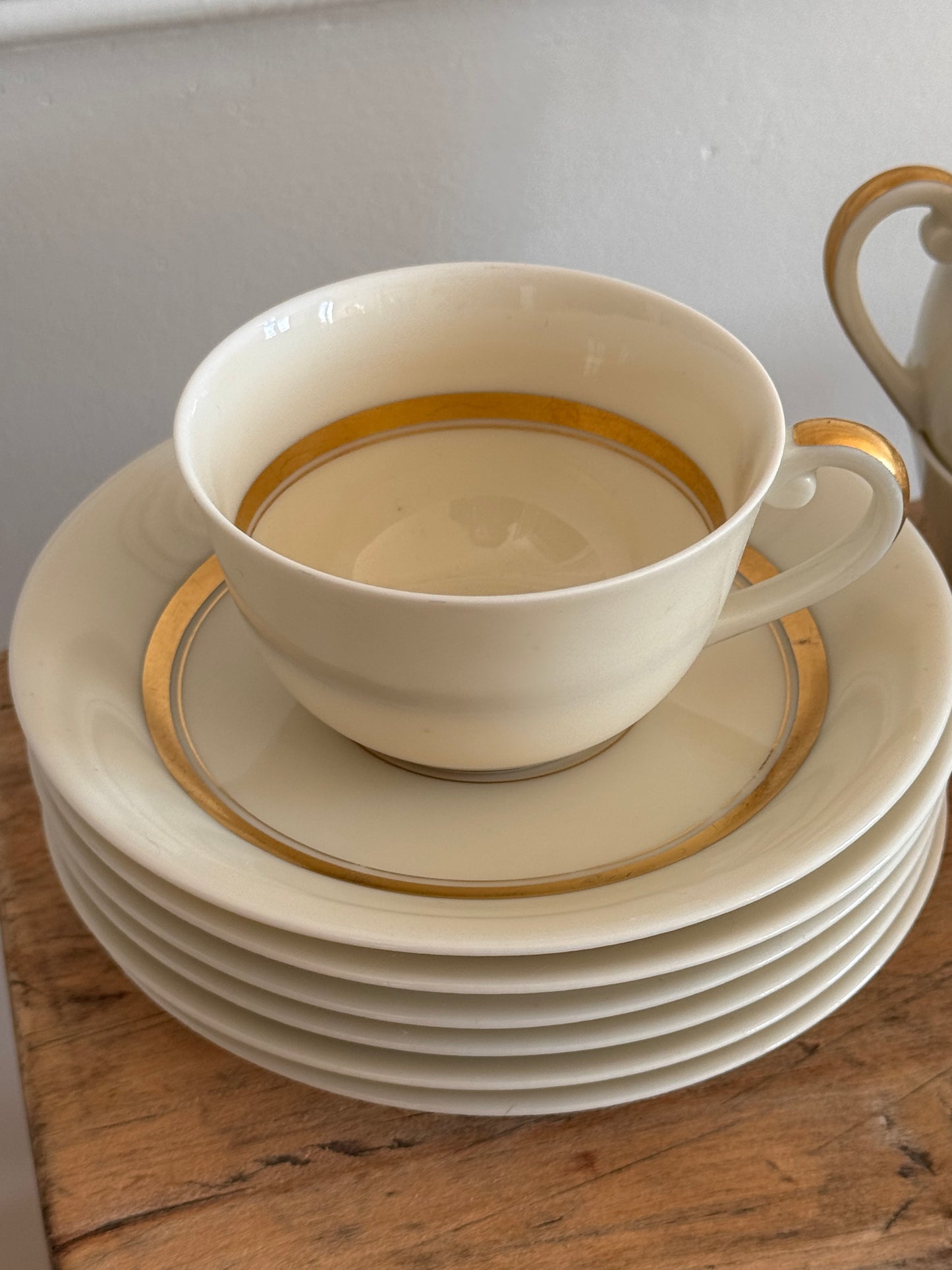 Tasse à café en fine porcelaine de Limoges blanche et filets d'or.