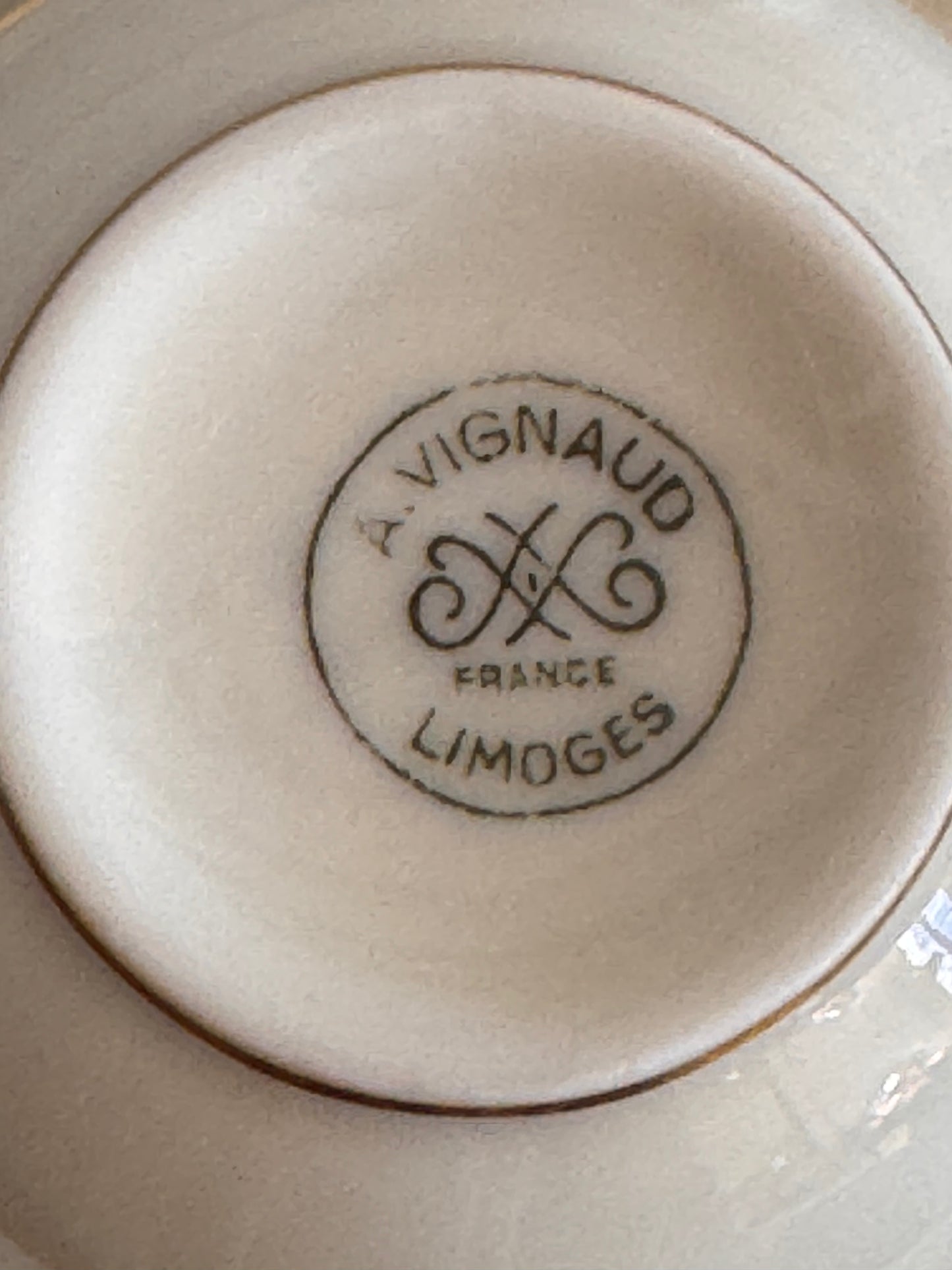 Tasse à café en fine porcelaine de Limoges blanche et filets d'or.