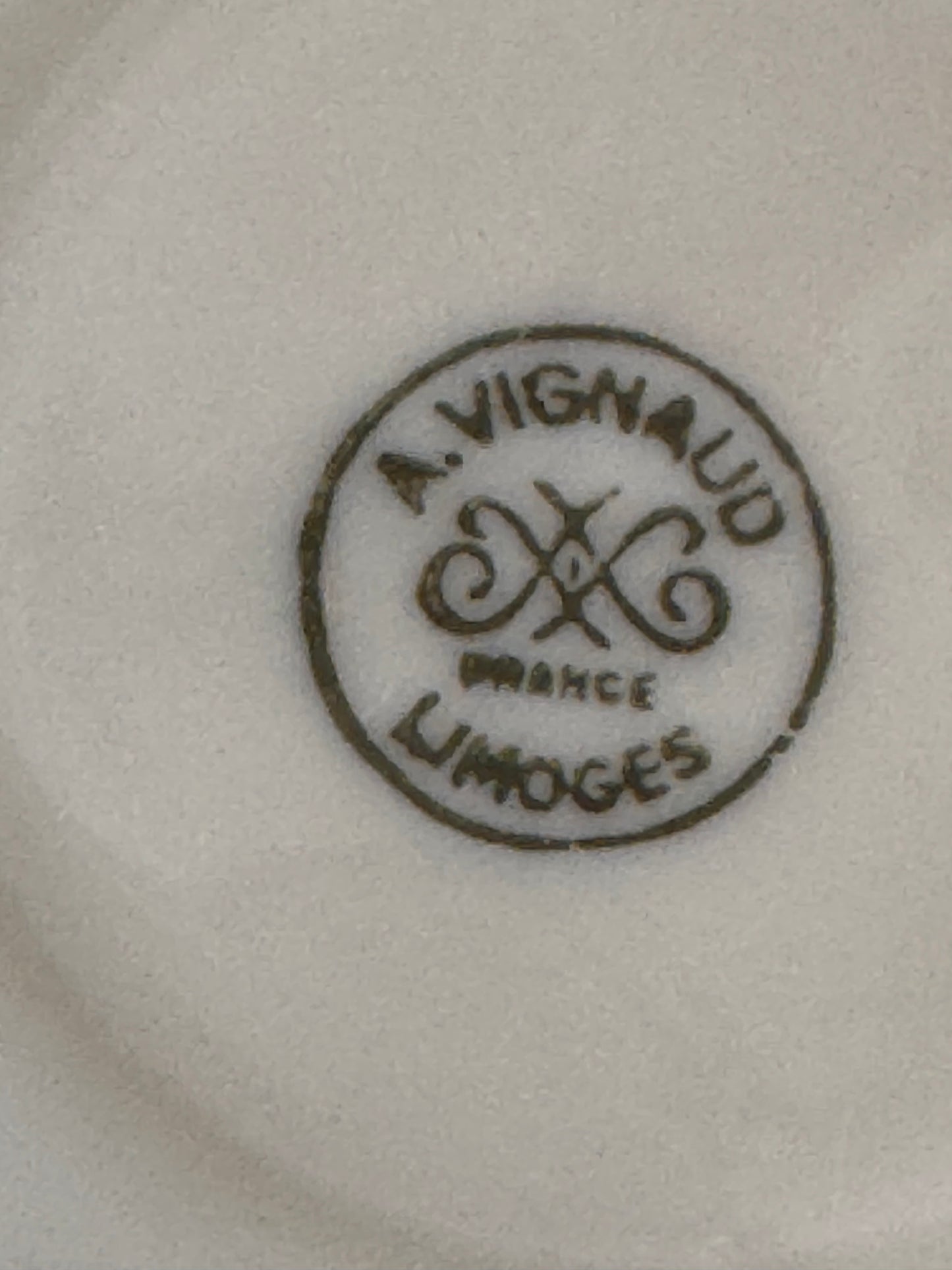 Tasse à café en fine porcelaine de Limoges blanche et filets d'or.