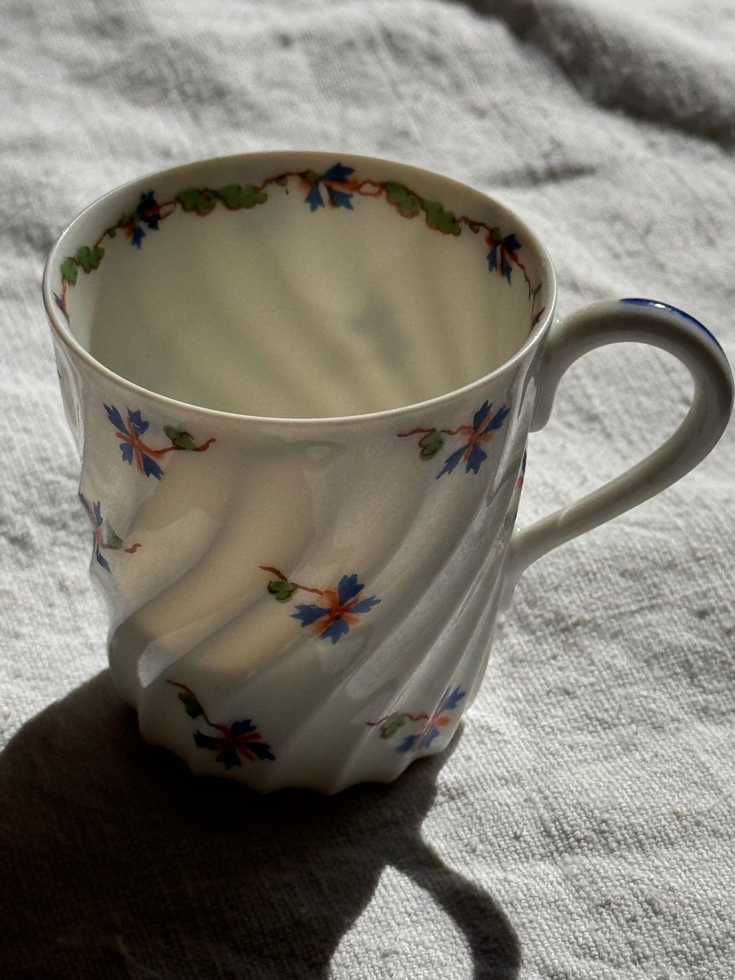 Tasses à café Haviland Limoges. Décor barbeaux, début XXè.